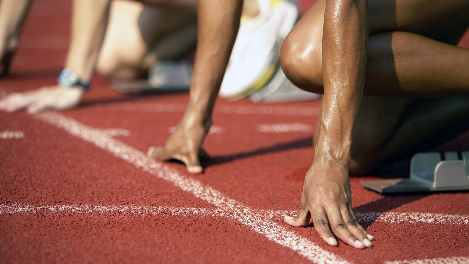 世界无人机足球锦标赛 首届落户迪拜 场下操作手与场上无人机配合默契